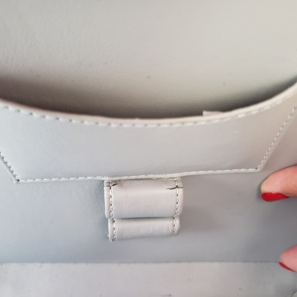 Louis Vuitton - Picture 16 of 17